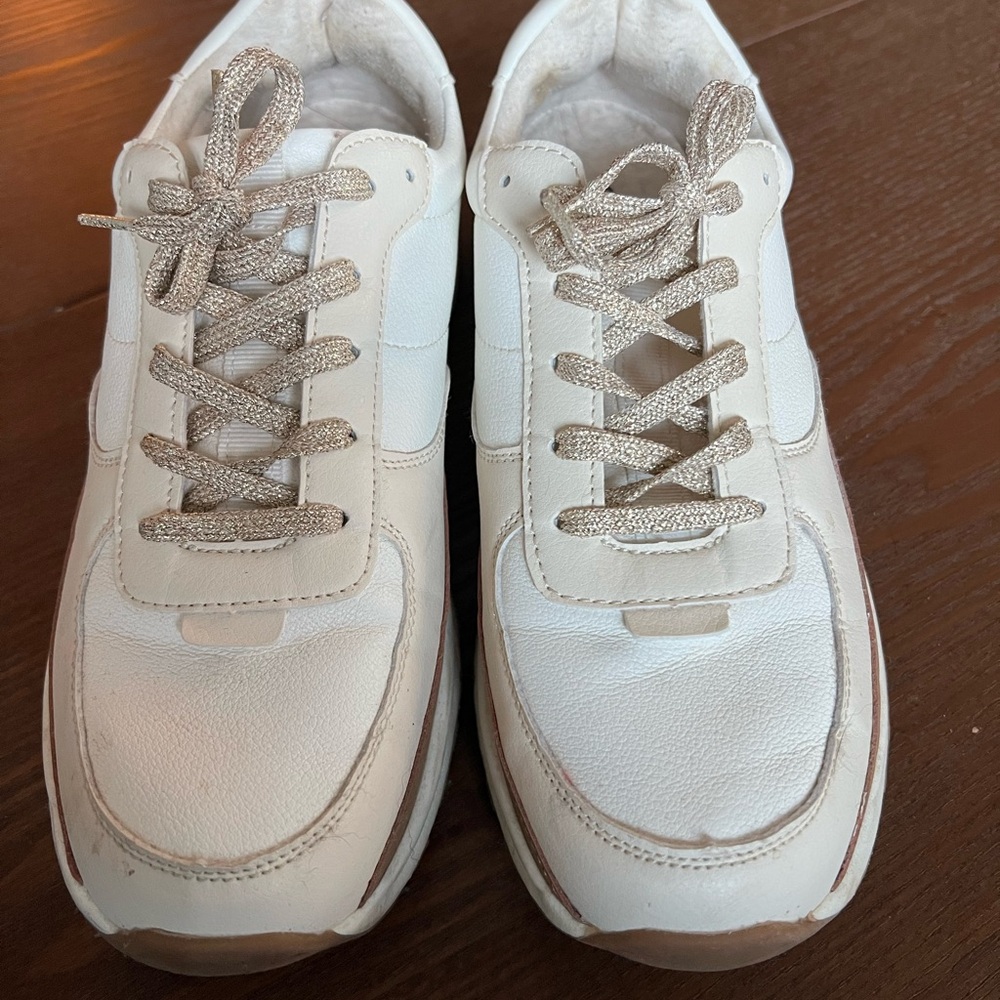 Women's Cream Sneakers: Cushionaire Brand